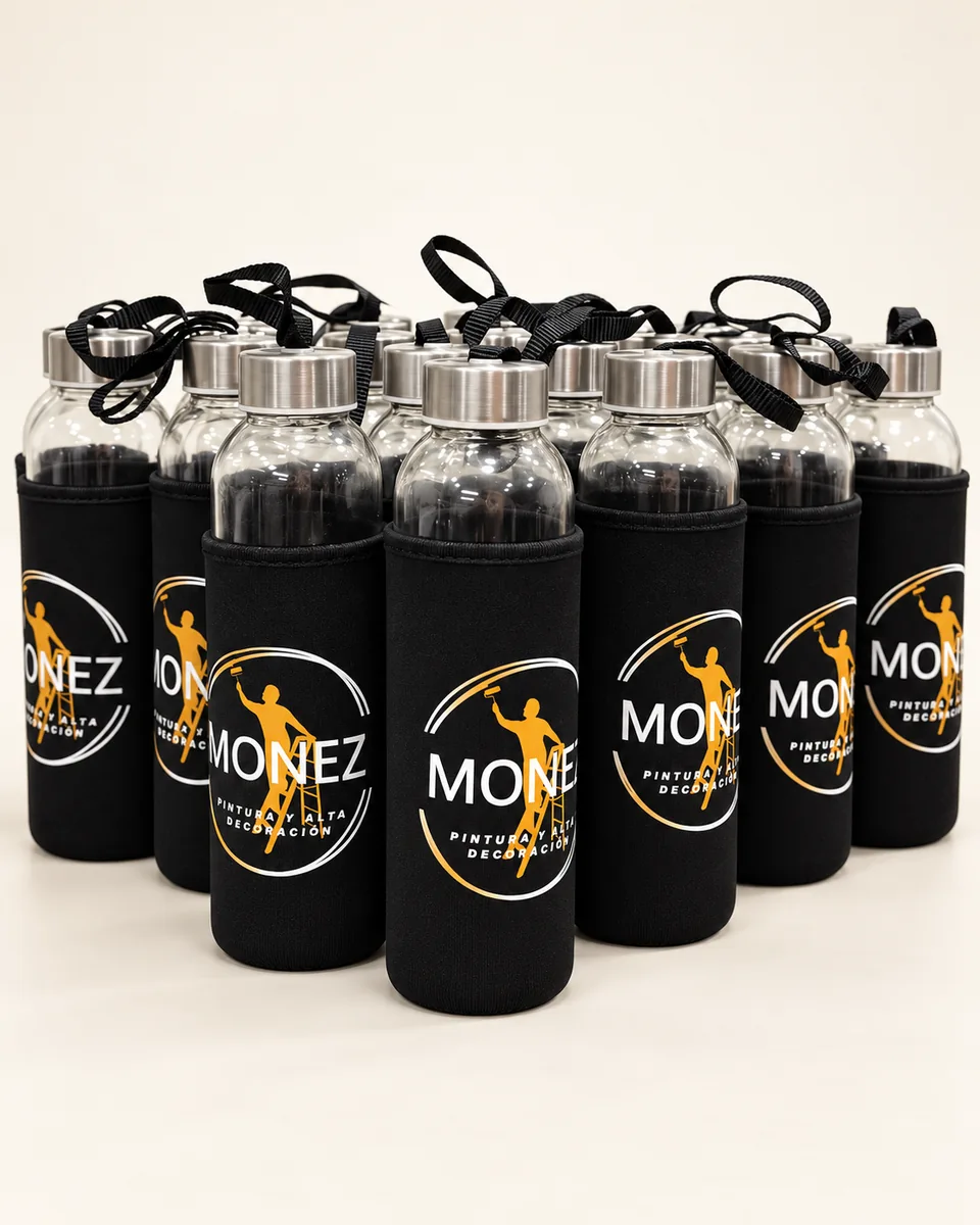 Botellas de vidrio con funda negra personalizada con el logotipo blanco y dorado de Monez