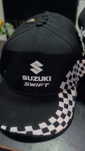 Gorra negra personalizada con un diseño de Suzuki Swift