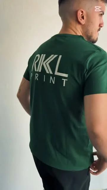 Camiseta verde con el logo de RKL Print en la espalda