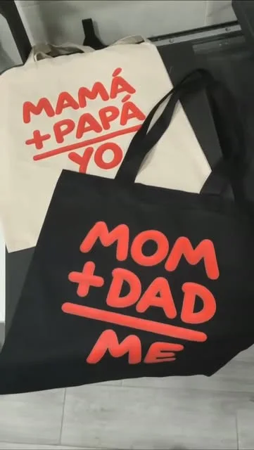 Dos bolsas personalizadas con los mensajes mamá más papá igual a yo