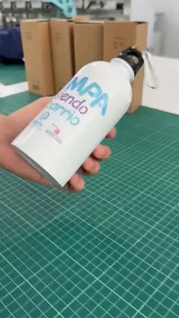 Termo blanco personalizado, mostrado en el taller de RKL Print