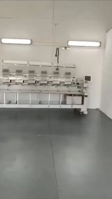 Máquinas de bordado en el taller de RKL Print