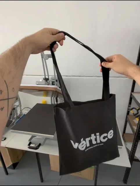 Bolsa de tela negra personalizada con el diseño Vértice en el taller de RKL Print